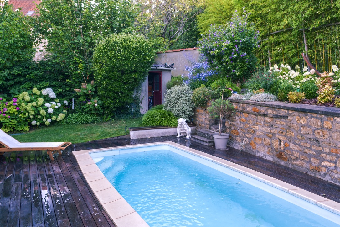 Piscine et terrasse bois réalisées par Dimitri à Juvisy-sur-Orge, en Essonne