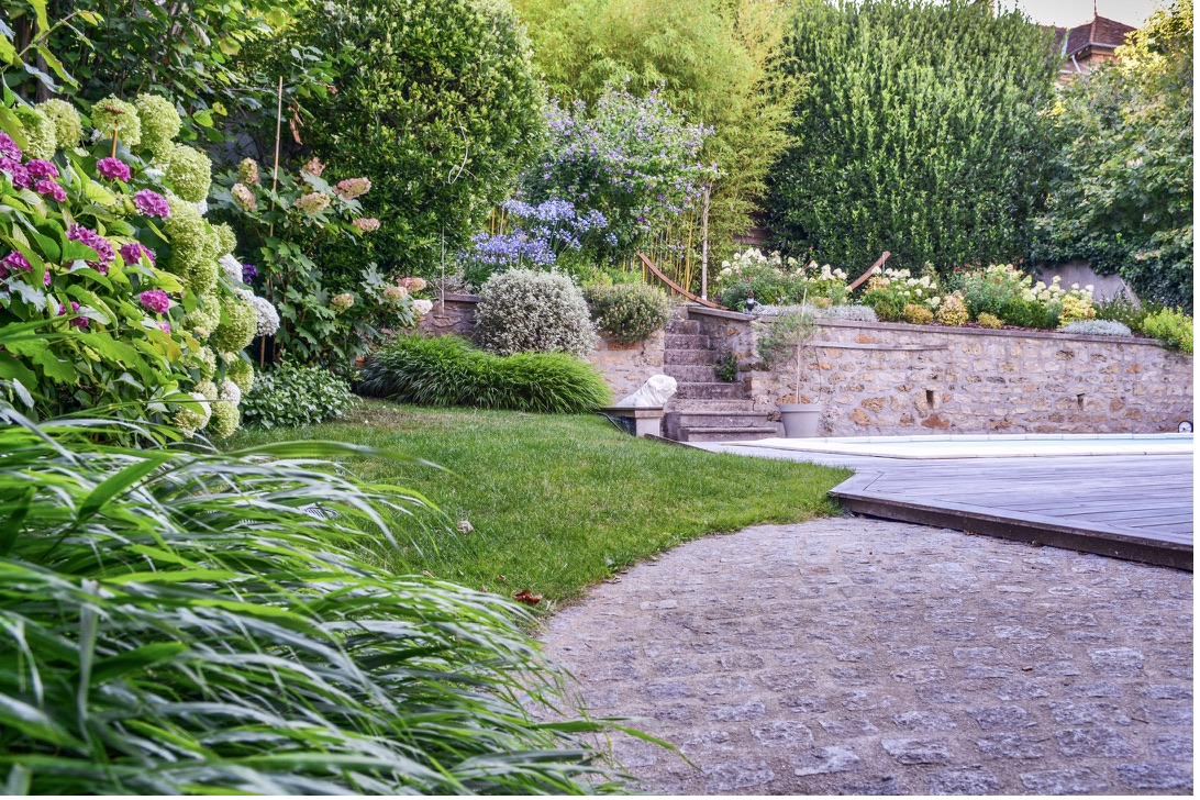 Piscine et jardin paysager à Juvisy-sur-Orge